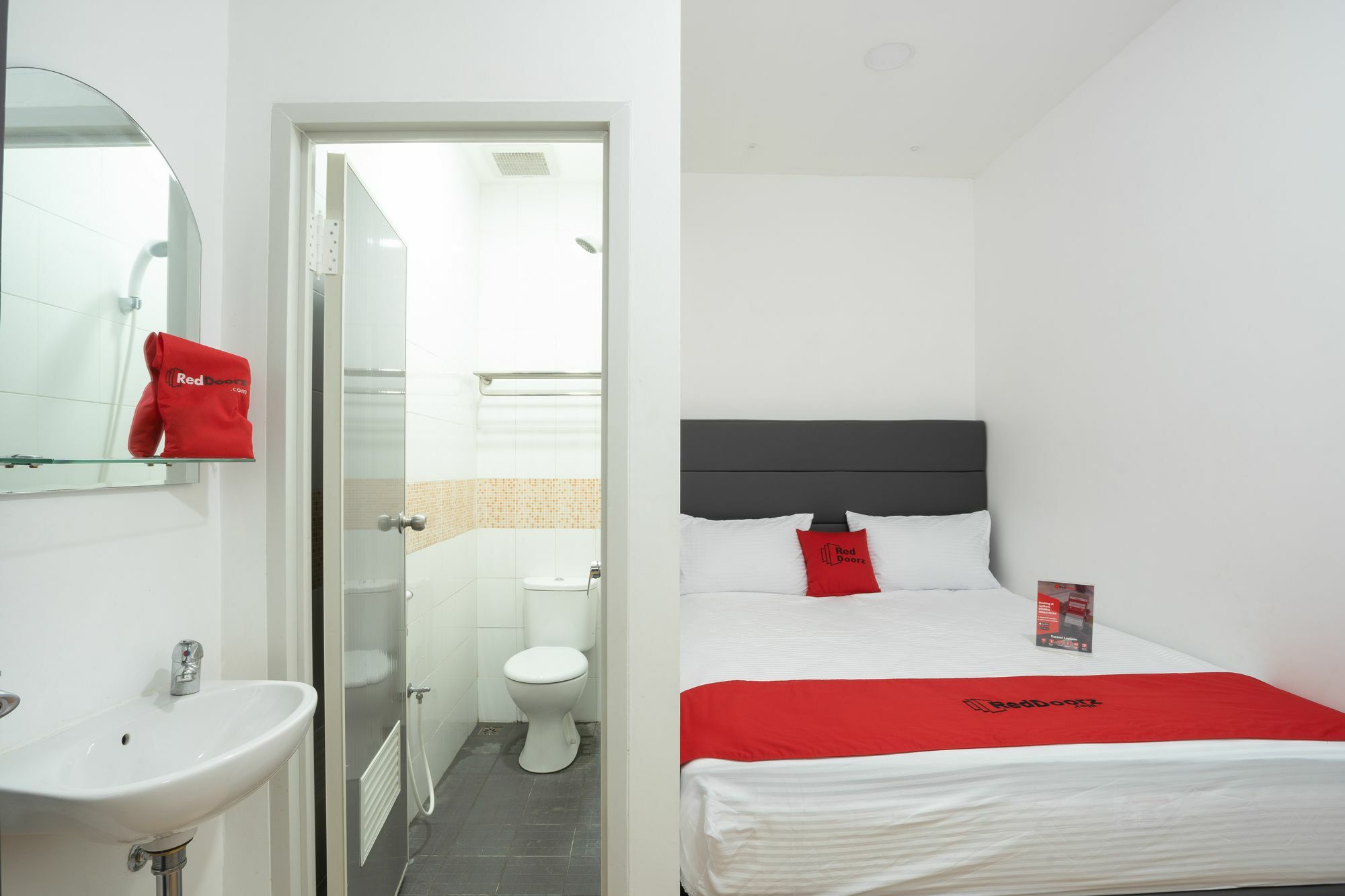 Reddoorz Plus @ Danau Sunter Utara Джакарта Екстериор снимка